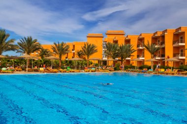 Hurghada, Mısır - 9 Nisan 2013: 12 Nisan 2013 üç köşe Sunny Beach Hurghada'da tesisi tropikal. Üç köşe olduğunu Belçika şirketi ile Mısır'daki kızıl denizde 11 otel ve bir Budapeşte, Macaristan.