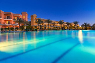 Hurghada, Mısır - 9 Nisan 2013: Tropikal gece karanlığında Hurghada içinde üç köşe Sunny Beach resort. Üç köşe olduğunu Belçika şirketi ile Mısır'daki kızıl denizde 11 otel ve bir Budapeşte, Macaristan.