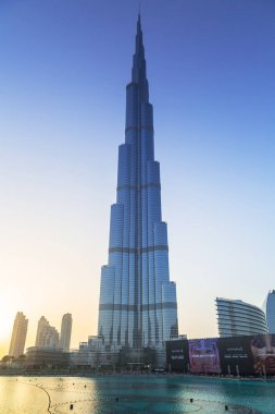 Dubai, Birleşik Arap Emirlikleri - 1 Nisan 2014: Downtown, Dubai Uluslararası Dubai Kongre ve Sergi Sarayı batımında, BAE inşa ile. Dubai Birleşik Arap Emirlikleri ile 2,1 milyon kişi'en kalabalık şehridir.