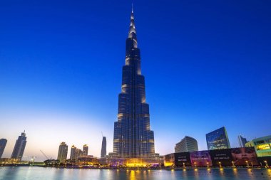 Dubai, Birleşik Arap Emirlikleri - 1 Nisan 2014: Downtown, Dubai Uluslararası Dubai Kongre ve Sergi Sarayı Binası alacakaranlıkta, Birleşik Arap Emirlikleri ile. Dubai Birleşik Arap Emirlikleri ile 2,1 milyon kişi'en kalabalık şehridir.