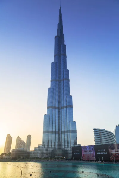 阿联酋 2014年4月1日 迪拜市中心与哈里发大厦在日落 阿联酋 迪拜是阿拉伯联合酋长国人口最多的城市 有2100万人 — 图库照片