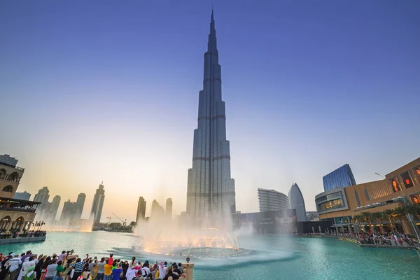 阿联酋 2014年4月1日 迪拜市中心与哈里发大厦在日落 阿联酋 迪拜是阿拉伯联合酋长国人口最多的城市 有2100万人 — 图库照片