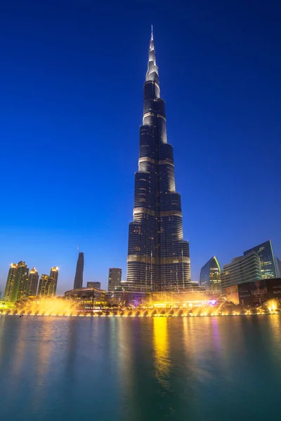 阿联酋 2014年4月1日 迪拜市中心 在黄昏 阿联酋的哈里发大厦 迪拜是阿拉伯联合酋长国人口最多的城市 有2100万人 — 图库照片