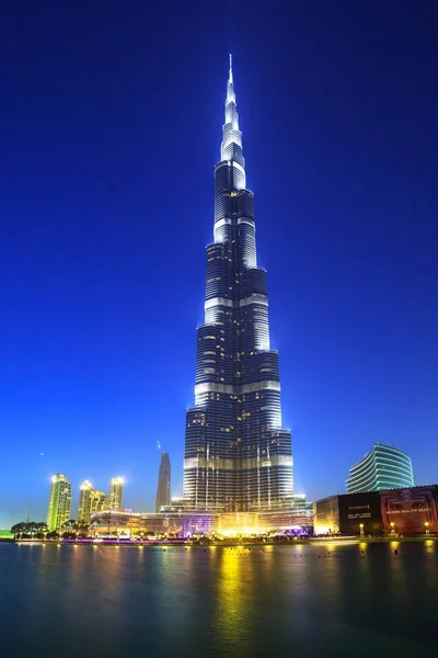 阿联酋 2014年4月1日 迪拜市中心 在黄昏 阿联酋的哈里发大厦 迪拜是阿拉伯联合酋长国人口最多的城市 有2100万人 — 图库照片