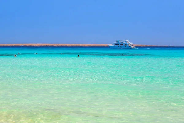 Turquise water van het exotische strand — Stockfoto