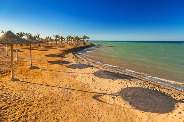 Parasoll Stranden Röda Havet Hurghada Egypten — Stockfoto