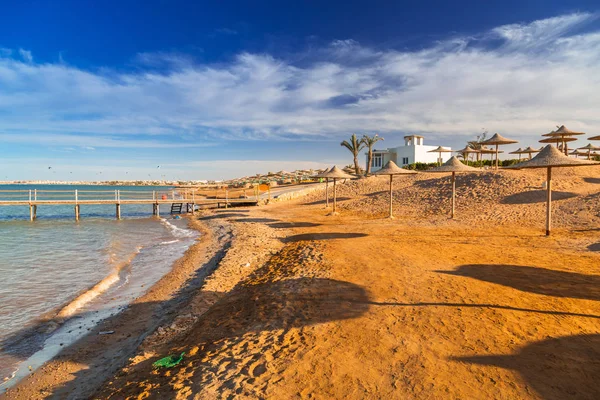 伞在红海海滩在埃及的赫尔哥达 — 图库照片