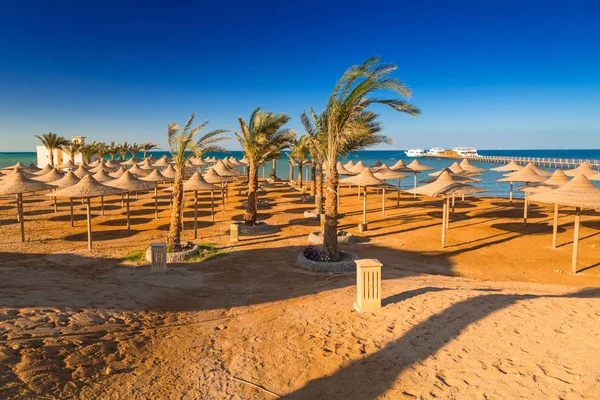 Ομπρέλες Στην Παραλία Της Ερυθράς Θάλασσας Χουργκάντα Αίγυπτος — Φωτογραφία Αρχείου
