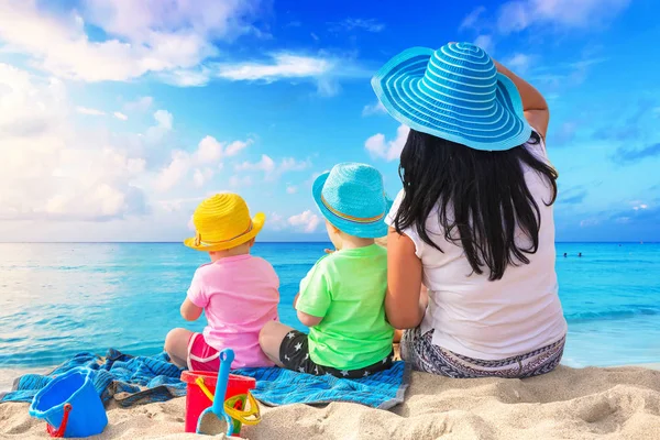 Mère avec jumeaux sur la plage tropicale — Photo