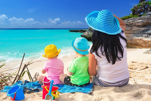 Tropik sahilde twins ile anne — Stok fotoğraf