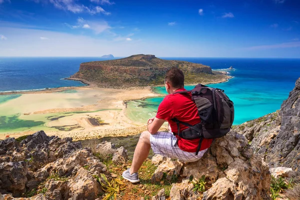 Hombre con mochila viendo la hermosa playa de Balos en Creta — Foto de Stock