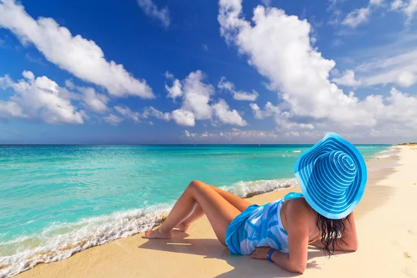 Piękna Kobieta Niebieski Kapelusz Tropikalnej Plaży — Zdjęcie stockowe