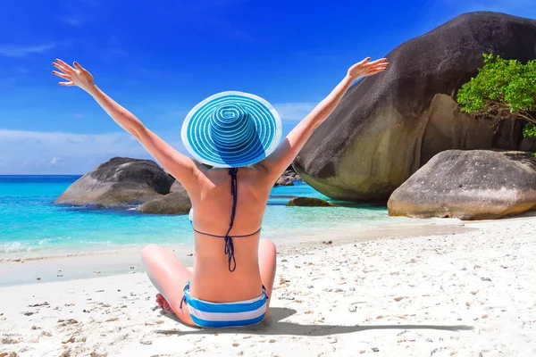 Hermosa Mujer Sombrero Azul Playa Tropical —  Fotos de Stock