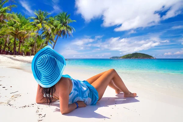 Vacker Kvinna Blå Hatt Den Tropiska Stranden — Stockfoto