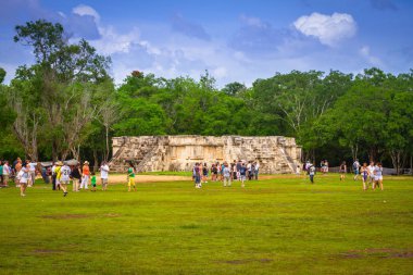 Chichen Itza, Meksika - 12 Temmuz 2011: Tüylü yılan piramit Chichen Itza, Yucatan'da gelen turist. Tüylü yılan piramit yedi yeni dünya güzellikleri ve popüler turizm Meksika biridir.