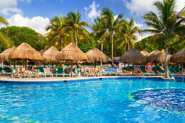 卡门海滩 2011年7月11日 在墨西哥卡门海滩情报尤卡坦半岛酒店的豪华泳池风光 情报酒店和度假村在19国家拥有超过100家酒店 — 图库照片