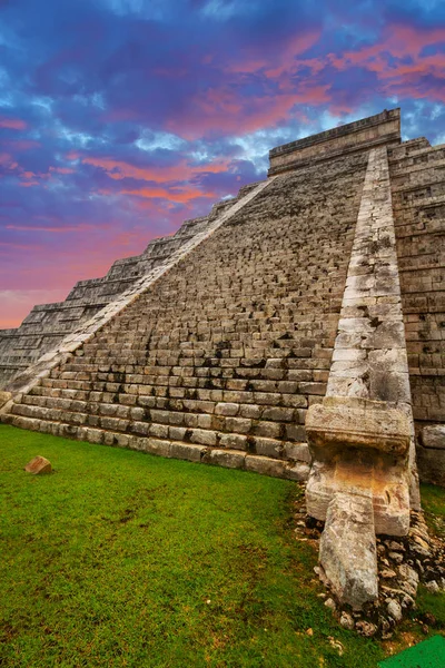 日没で メキシコのチチェン イツァでククルカンのピラミッド — ストック写真