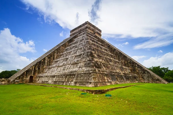 Пирамида Кукулькан Чичен Ице Мексика — стоковое фото