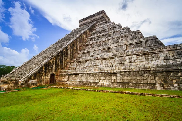 Пирамида Кукулькан Чичен Ице Мексика — стоковое фото