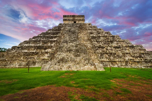 日没で メキシコのチチェン イツァでククルカンのピラミッド ストック写真