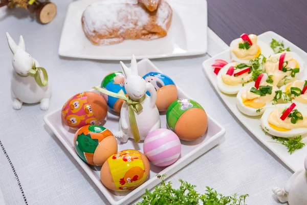 Tradycyjny Wielkanocny Stół Śniadaniowy Ozdobionymi Jajkami — Zdjęcie stockowe