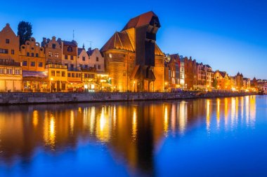 Motlawa Nehri, Polonya Gdansk tarihi liman vinç ile gece yansıyan