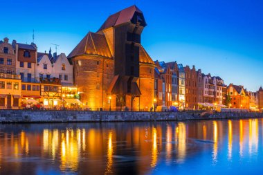Gdansk tarihi liman vinç ile gece Motlawa RI yansıyan