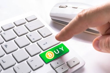 Bitcoin para birimi düğmesini bilgisayar tuş takımındaki satın