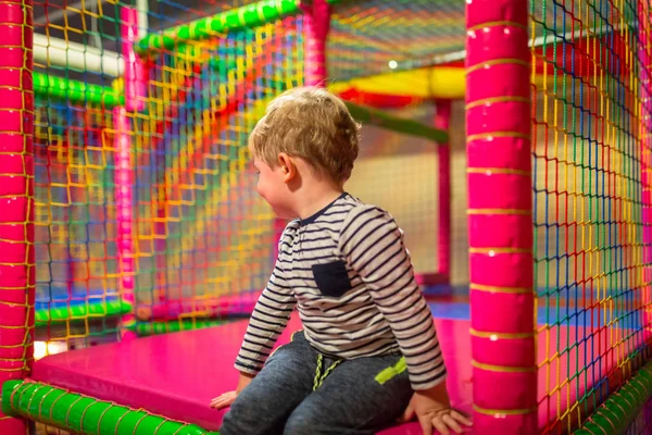 Menino Divertindo Playground — Fotografia de Stock