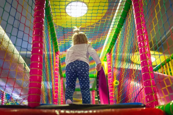 Menina Divertindo Playground — Fotografia de Stock