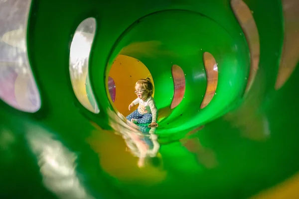 Menina Túnel Parque Infantil — Fotografia de Stock