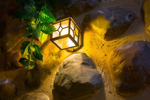绿色植物石墙上的装饰灯 — 图库照片