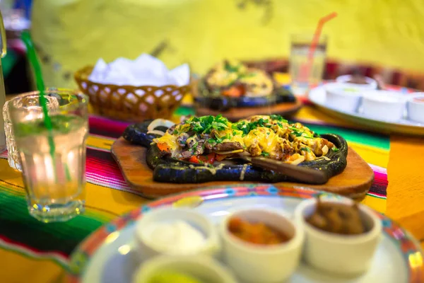 Dampfend Heißes Mexikanisches Rindfleisch Und Hühnerfajitas — Stockfoto