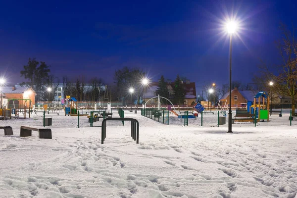 夕暮れ時 ポーランドに遊び場で雪に覆われた冬 — ストック写真