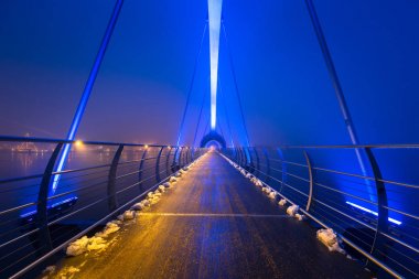İsveç'te Solvesborgsbron yaya köprüsü alacakaranlıkta. 756 metre Avrupa'nın en uzun yaya köprü.