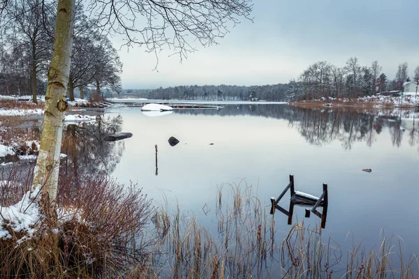 Winterlandschaft am See in olofstrom, Schweden — Stockfoto