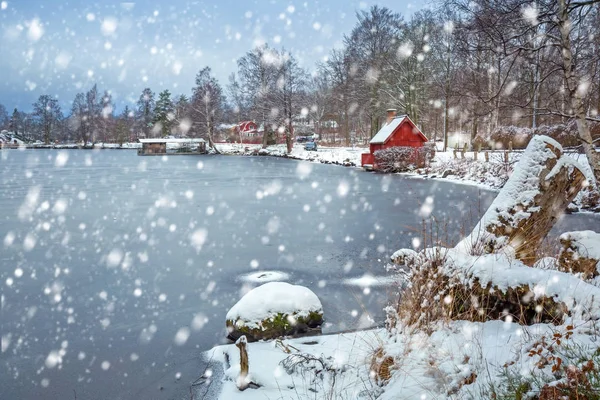 Paesaggio Invernale Innevato Con Casa Legno Rosso Lago Svezia — Foto Stock