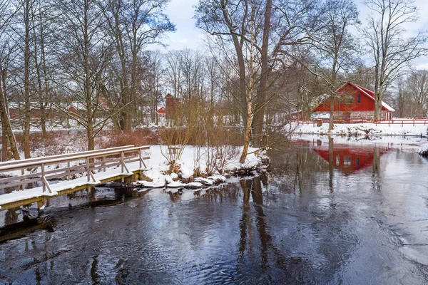 Χειμωνιάτικο Τοπίο Κόκκινο Ξύλινο Σπίτι Στη Σουηδία — Φωτογραφία Αρχείου