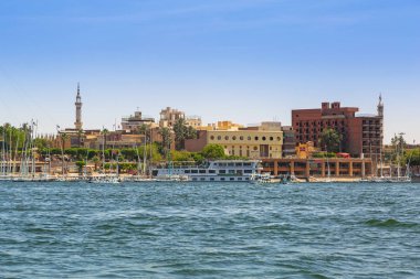 Luxor, Mısır - 10 Nisan 2013: Luksor, Mısır Nil Nehri, Karnak Tapınağı. Bu en büyük Tapınağı oldu antik Thebes şehirdeki Amun-Re Tanrı'nın karmaşık.