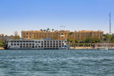 Luxor, Mısır - 10 Nisan 2013: Nil Nehri, Mısır, Luxor sahne kasaba. Antik Mısır Thebes şehir site oldu