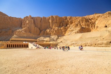 Luxor, Mısır - 10 Nisan 2013: Tanımlanamayan turistler, morg Tapınağı, Kraliçe Krallar Vadisi'nde bulunan Hatshepsut. Tapınak 1500bc etrafında Güneş tanrısı Amon-Ra ithaf edilmiştir.