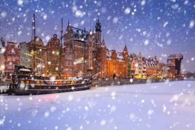 Eski kasaba Gdansk yağan kar, Polonya ile bir soğuk kış gecesinde