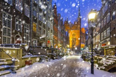 Eski kasaba Gdansk yağan kar, Polonya ile bir soğuk kış gecesinde