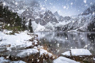 Karlı kış göz Tatra Dağları, Polonya Deniz Gölü