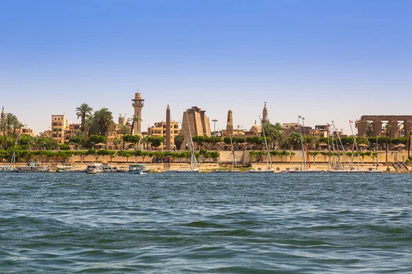 Luxor, Mısır - 10 Nisan 2013: Luksor, Mısır Nil Nehri, Karnak Tapınağı. Bu en büyük Tapınağı oldu antik Thebes şehirdeki Amun-Re Tanrı'nın karmaşık.