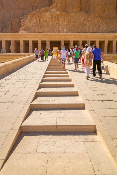 Luxor Egypt April 2013 Unidentified Tourists Mortuary Temple Queen Hatshepsut — Stock Photo, Image
