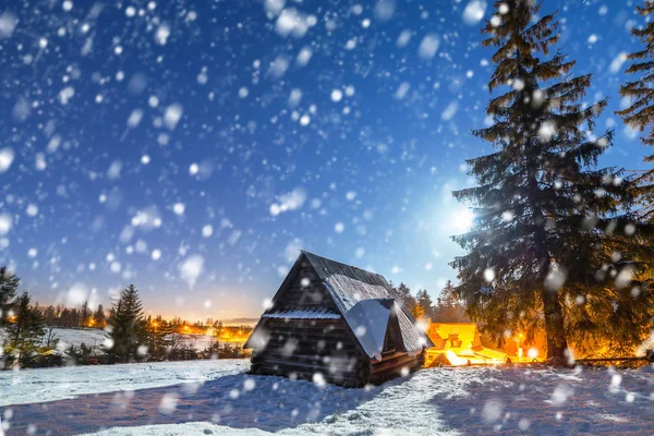 Trä Fjällstuga Kall Vinternatt Med Fallande Snö Polen — Stockfoto