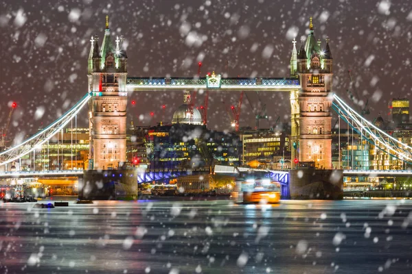 Tower Bridge Una Fría Noche Invierno Con Nieve Cayendo Londres — Foto de Stock