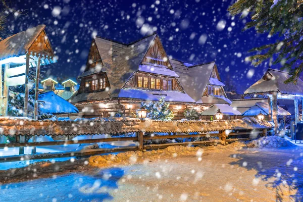Arquitetura Madeira Zakopane Uma Noite Fria Inverno Com Neve Caindo — Fotografia de Stock