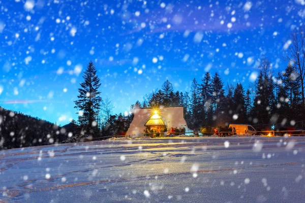 Houten Berghut Een Koude Winternacht Met Dalende Sneeuw Polen — Stockfoto